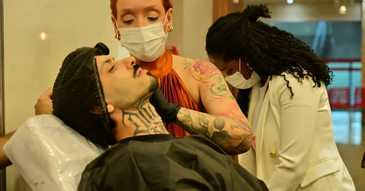 Profissionais aplicando um protocolo de estética com equipamento no cliente